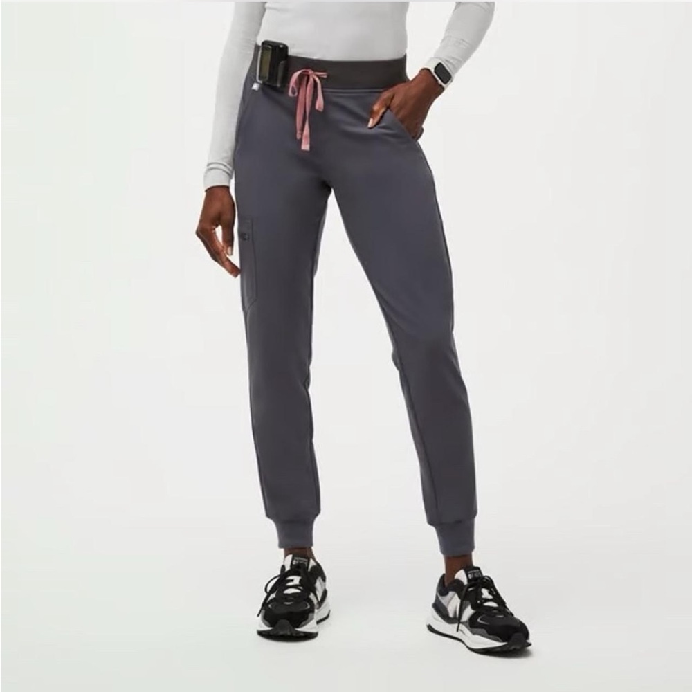 FIGS Zamora Jogger Scrub Bottoms in Charcoal